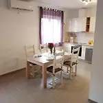 罗伯特公寓 公寓 *