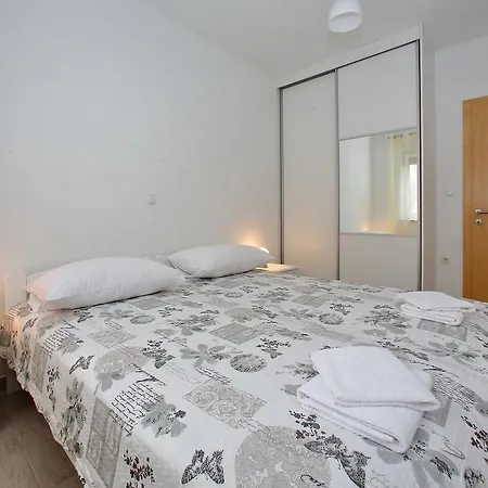 Robert Apartment *
