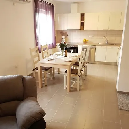 Robert Апартаменты Задар